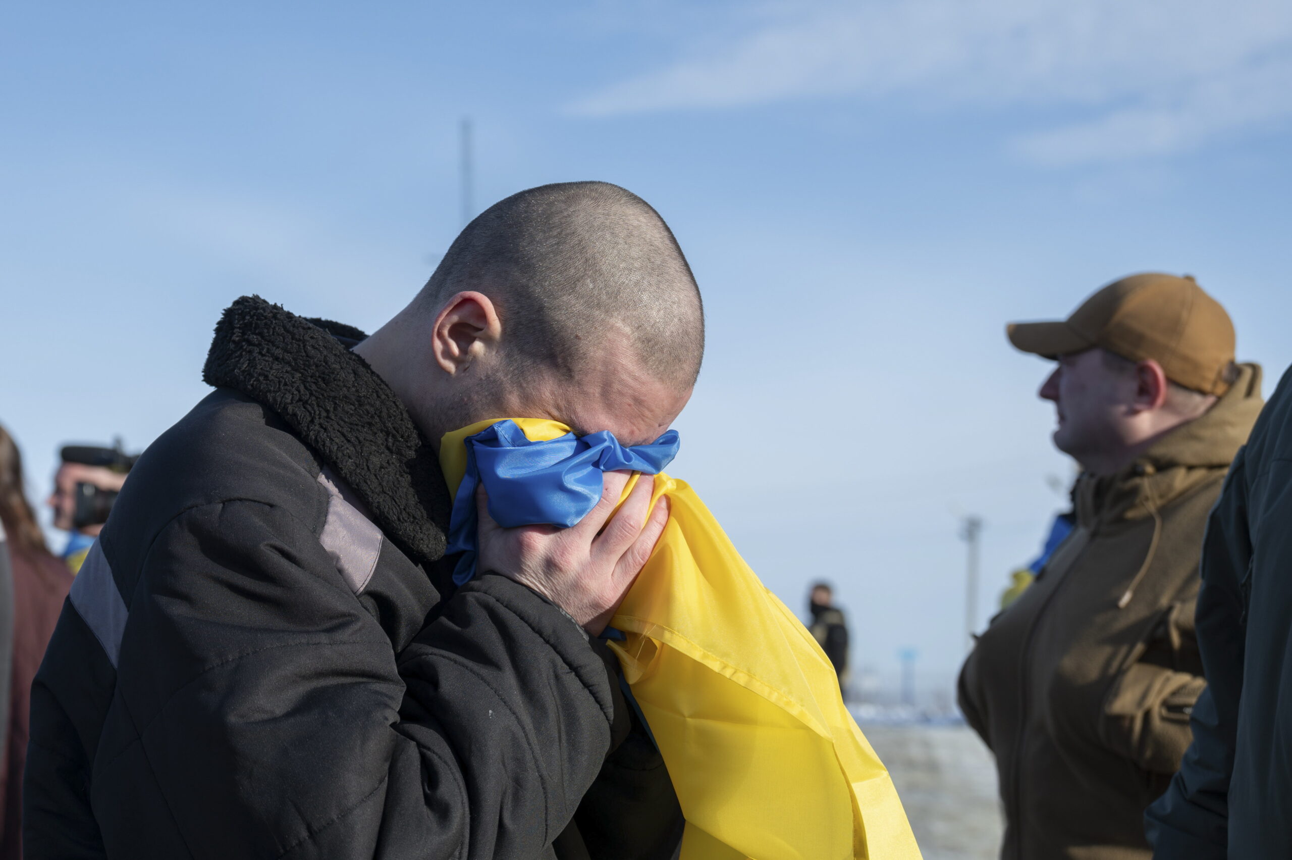 epa11115880 A handout photo made available by the Presidential Press Service showing released Ukrainian prisoners of war as they reach Ukraine-controlled territory at an undisclosed location near the Ukraine-Russia border, 31 January 2024 amid the Russian invasion. In total 207 Ukrainian captivates were returned to Ukraine, many of them defenders from Mariupol who were deployed at Azovstal, Snake Island, Donetsk, Zaporizk, Kharkiv, Lugansk, Kherson, and Sumy, as stated by the Head of the Office of the President Andriy Yermak.  EPA/PRESIDENTIAL PRESS SERVICE HANDOUT HANDOUT   HANDOUT EDITORIAL USE ONLY/NO SALES HANDOUT EDITORIAL USE ONLY/NO SALES