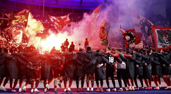 epa11116868 Kaiserslautern fans light flares during celebration with the team after the  German DFB Cup quarter final soccer match between Hertha BSC and 1. FC Kaiserslautern in Berlin, Germany, 31 January 2024.  EPA/FILIP SINGER CONDITIONS - ATTENTION: The DFB regulations prohibit any use of photographs as image sequences and/or quasi-video.
