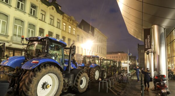epa11117271 Farmers' tractors converge in front of the European Parliament during a protest on the sidelines of a EU summit in Brussels, Belgium, 01 February 2024. Several hundred tractors are expected to converge on Brussels on the sidelines of a European leaders' summit on 01 February, the Walloon Federation of Agriculture (FWA) announced. Farmers are protesting to highlight their declining incomes, overly complex legislation and administrative overload. The discontent among farmers, initially sparked in France, has spilled over into several European countries, including Belgium, particularly in the Walloon region.  EPA/OLIVIER HOSLET