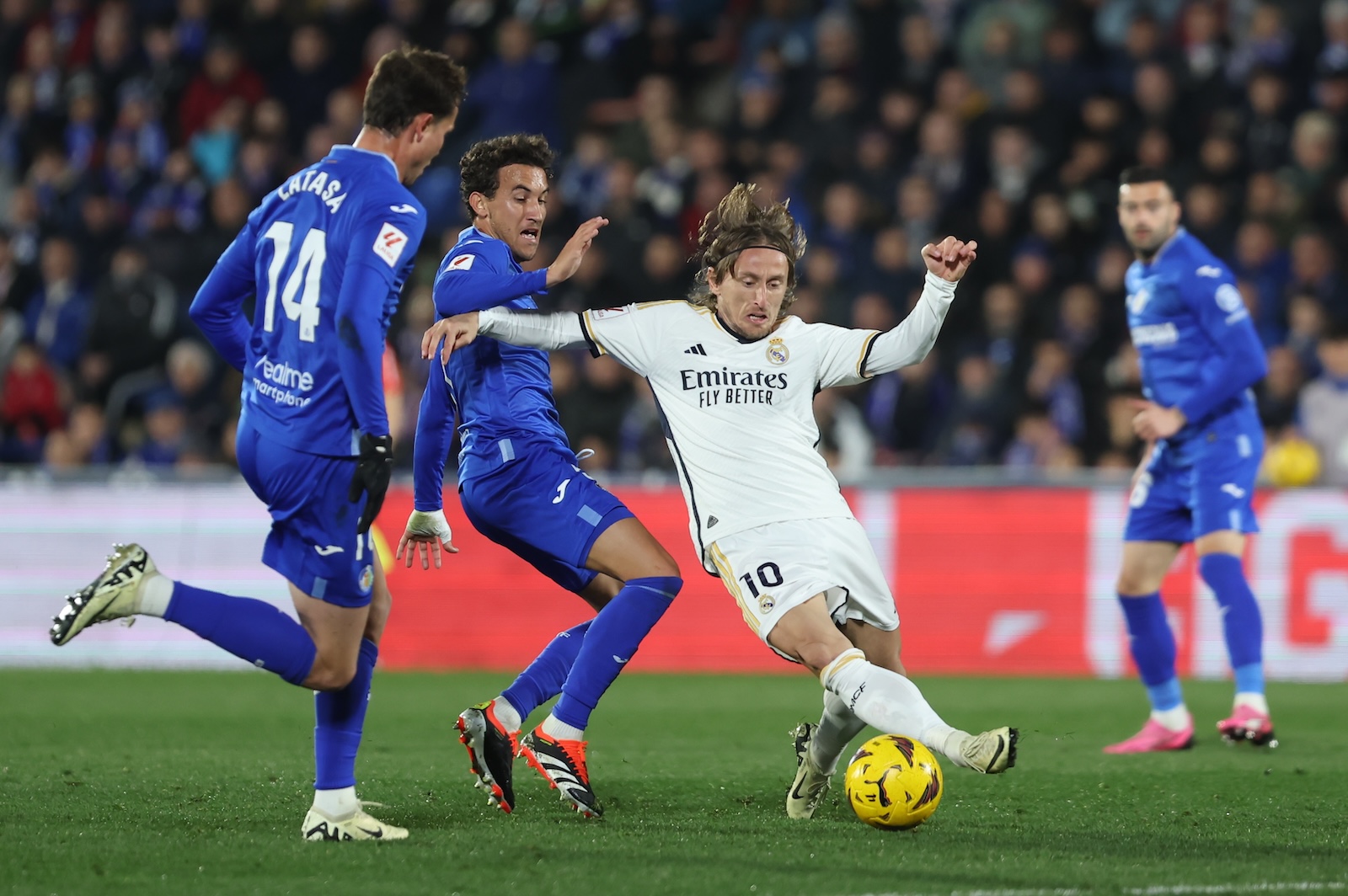 epa11118955 Real Madrid's Luka Modric (C-R) in action against Getafe's Luis Milla (C-L) during the Spanish LaLiga soccer match between Getafe CF and Real Madrid at Estadio Coliseum in Getafe, Madrid, Spain, 01 February 2024.  EPA/KIKO HUESCA