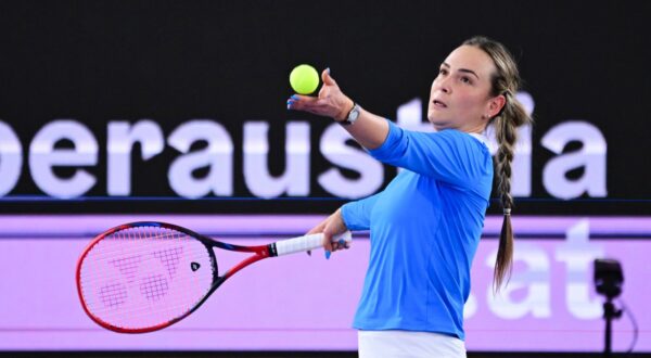 epa11120453 Donna Vekic of Croatia in action during her quarter final match against Clara Burel of France at the WTA Upper Austria Ladies tennis tournament in Linz, Austria, 02 February 2024.  EPA/CHRISTIAN BRUNA