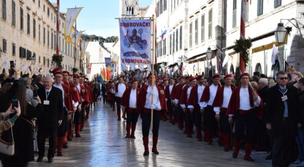 Dubrovnik, 03.02.2024. - Svečanim misnim slavljem pred dubrovačkom katedralom Dubrovčani su u subotu proslavili 1052. Festu svetog Vlaha, zaštitnika grada, uz tradicionalnu procesiju s moćima svetog Vlaha u pratnji barjaka ulicama povijesne jezgre grada. foto HINA/ Baldo MARUNČIĆ/ bm