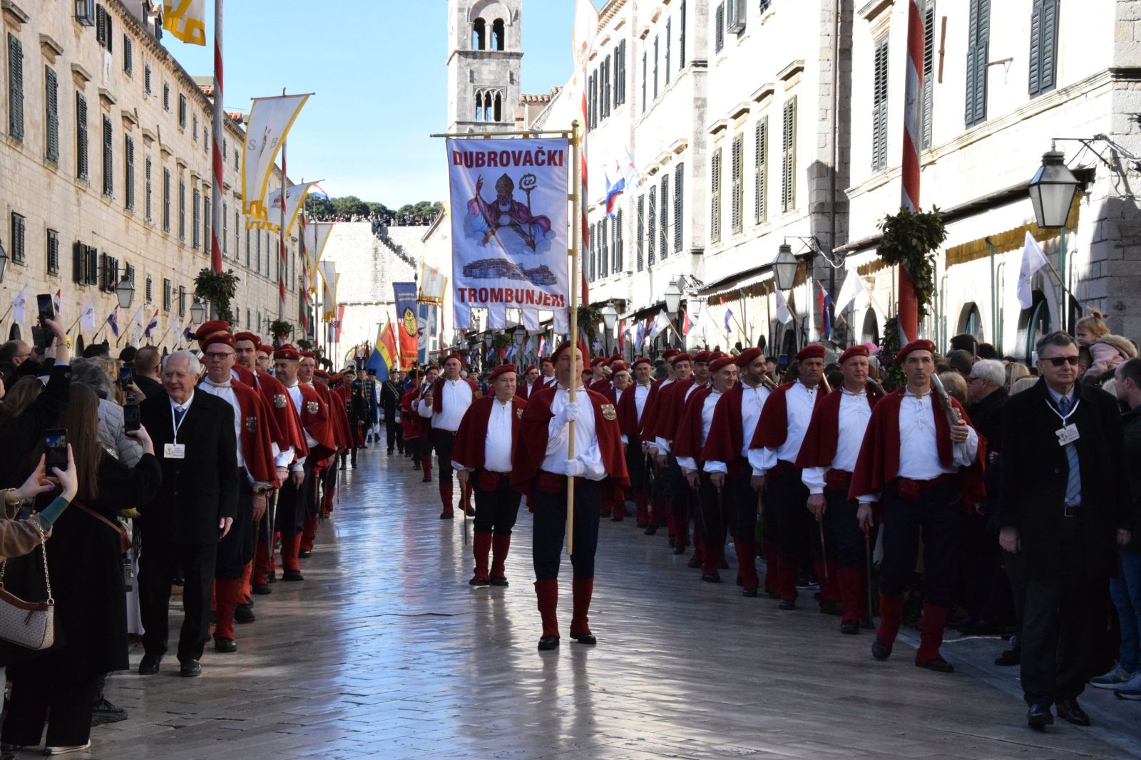 Dubrovnik, 03.02.2024. - Svečanim misnim slavljem pred dubrovačkom katedralom Dubrovčani su u subotu proslavili 1052. Festu svetog Vlaha, zaštitnika grada, uz tradicionalnu procesiju s moćima svetog Vlaha u pratnji barjaka ulicama povijesne jezgre grada. foto HINA/ Baldo MARUNČIĆ/ bm