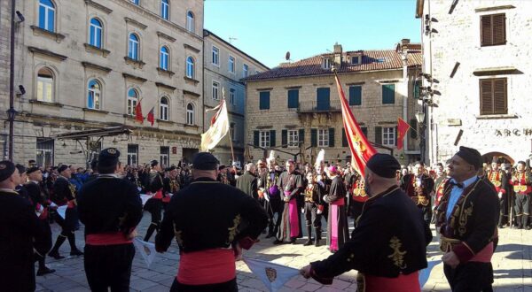 Kotor, 04.02.2024. - Sveti Tripun, zaštitnik biskupije i grada Kotora, proslavljen je u nedjelju 1215. put na središnjoj proslavi na otvorenom, u nazočnosti velikog broja hodočasnika, građana i vjernika Boke kotorske.
foto HINA/ ml