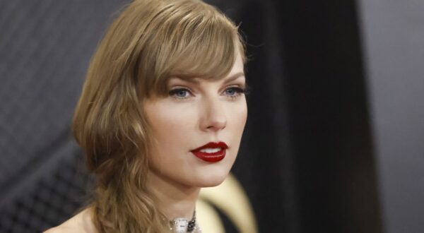 epaselect epa11127724 US musician Taylor Swift arrives for the 66th annual Grammy Awards ceremony at Crypto.com Arena in Los Angeles, California, USA, 04 February 2024.  EPA/CAROLINE BREHMAN