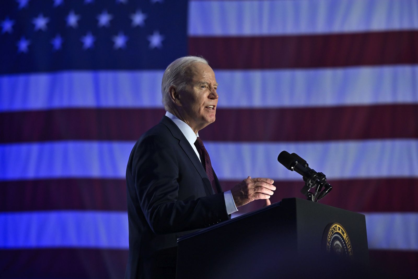 epa11128185 US President Joe Biden speaks at a campaign event at the Pearson Community Center in North Las Vegas, Nevada, USA, 04 February 2024. The Nevada Democratic primary will be held on 06 February 2024.  EPA/DAVID BECKER