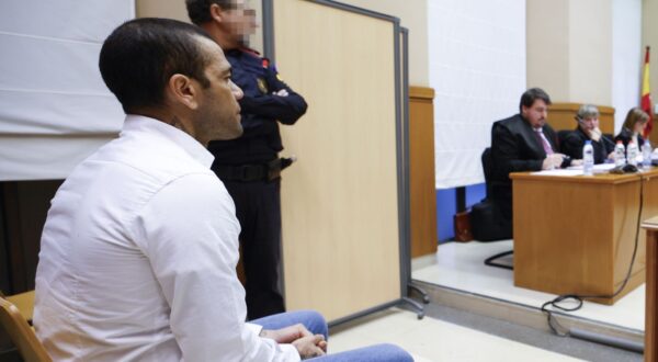 epa11128578 Brazilian soccer player Dani Alves (L) sits on the dock during his trial for alleged sexual assault at Barcelona's Court in Barcelona, Spain, 05 February 2024. Alves is accused of sexually assaulting a woman inside a bathroom at a disco in Barcelona in December 2022.  EPA/ALBERTO ESTEVEZ / POOL IMAGE PIXELATED AT SOURCE