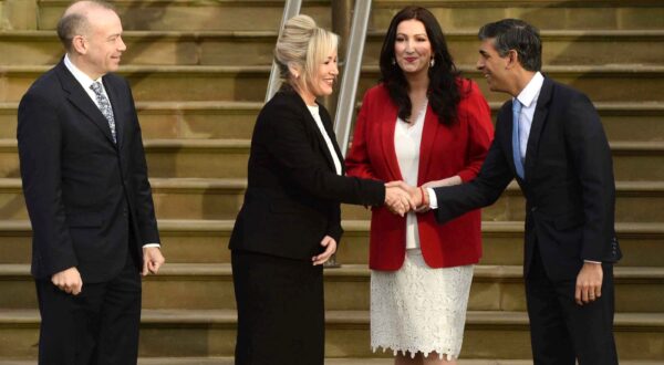 epa11128613 (L-R) Secretary of State for Northern Ireland Chris Heaton-Harris, First Minister for Northern Ireland Michelle O'Neill of Sinn Fein, Deputy First Minister Emma Little-Pengelly of the Democratic Unionist Party (DUP) and British Prime Minister Rishi Sunak meet at Stormont, Belfast, Northern Ireland, Britain, 05 February 2024. The British prime minister and Irish taoiseach are in Belfast to mark the return of devolved government in Northern Ireland. The Stormont Assembly was restored on 03 February 2024 after a two year hiatus caused by the Democratic Unionist Party (DUP) who paused business at the Assembly in protest at post-Brexit trading arrangements.  EPA/MARK MARLOW