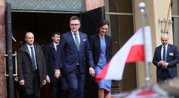 epa11128885 Speaker of the Seimas of Lithuania Viktorija Cmilyte-Nielsen (C-R) welcomes Polish Sejm Speaker Szymon Holownia (C-L) before their meeting at the Lithuanian parliament building in Vilnius, Lithuania, 05 February 2024. Speaker Holownia is on a two-day visit to the Republic of Lithuania. The topics he intends to discuss with Lithuanian politicians include the issue of security in the context of the threat from Russia, as well as the place of Poland and Lithuania in the European Union and EU reform. Moreover, he will also discuss the rights of the Polish minority living in Lithuania.  EPA/LESZEK SZYMANSKI POLAND OUT