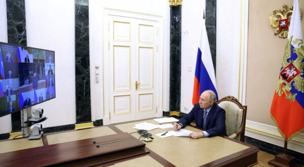 epa11134267 Russian President Vladimir Putin chairs a meeting with members of the Russian government via videoconference at the Kremlin in Moscow, Russia, 07 February 2024.  EPA/ALEXANDER KAZAKOV/SPUTNIK/KREMLIN POOL MANDATORY CREDIT