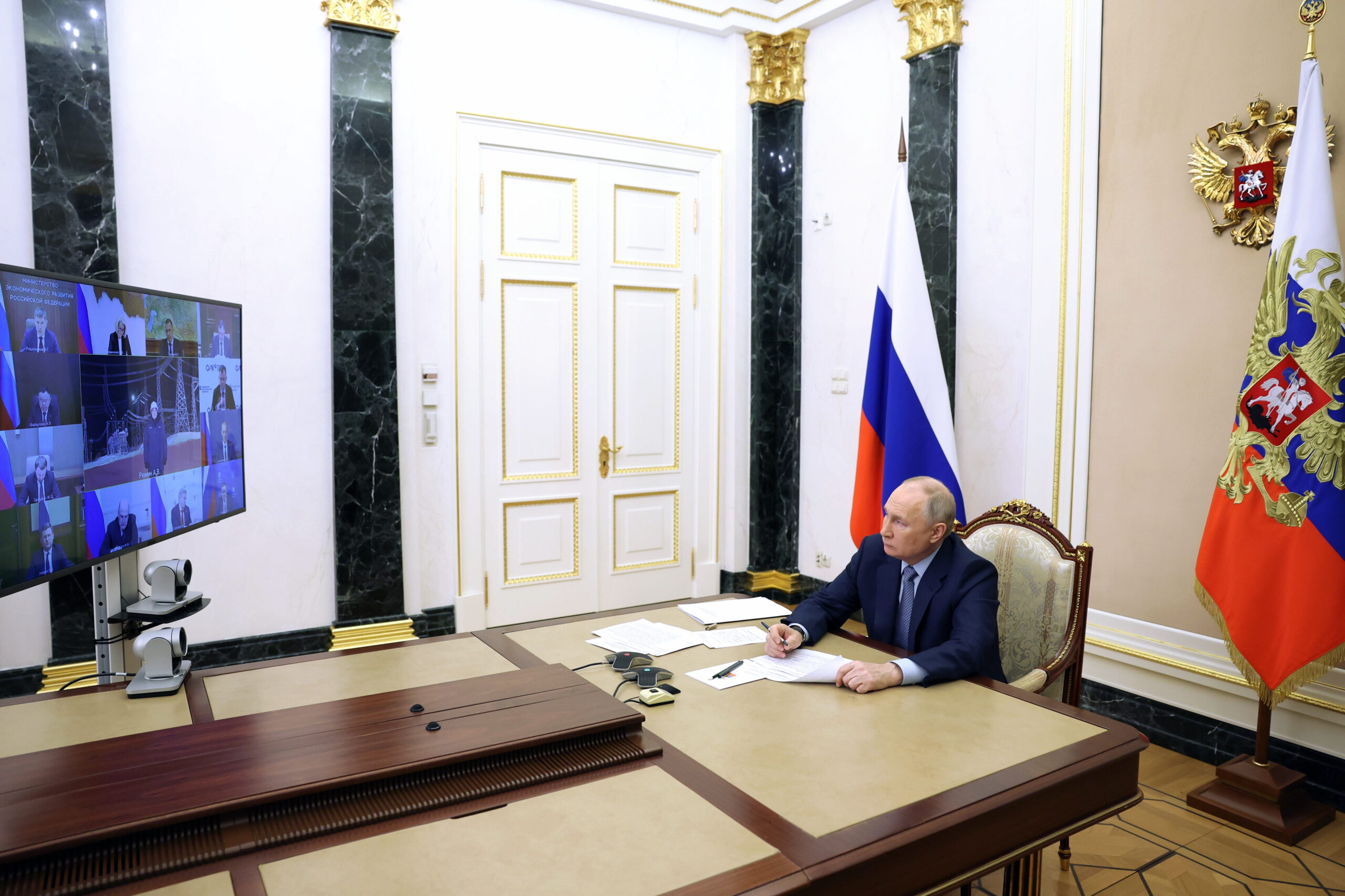 epa11134267 Russian President Vladimir Putin chairs a meeting with members of the Russian government via videoconference at the Kremlin in Moscow, Russia, 07 February 2024.  EPA/ALEXANDER KAZAKOV/SPUTNIK/KREMLIN POOL MANDATORY CREDIT