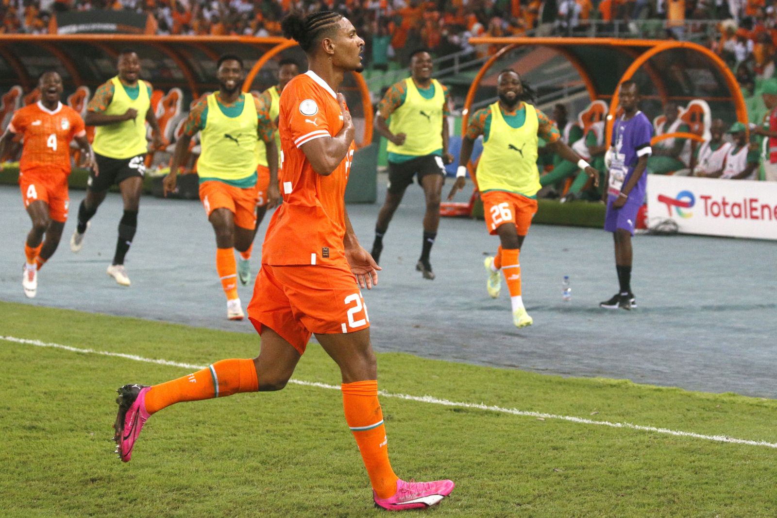 epa11135127 Sebastien Haller of Ivory Coast celebrates scoring the 1-0 goal during the CAF 2023 Africa Cup of Nations semi final between Ivory Coast and DR Congo, in Abidjan, Ivory Coast, 07 February 2024.  EPA/LEGNAN KOULA