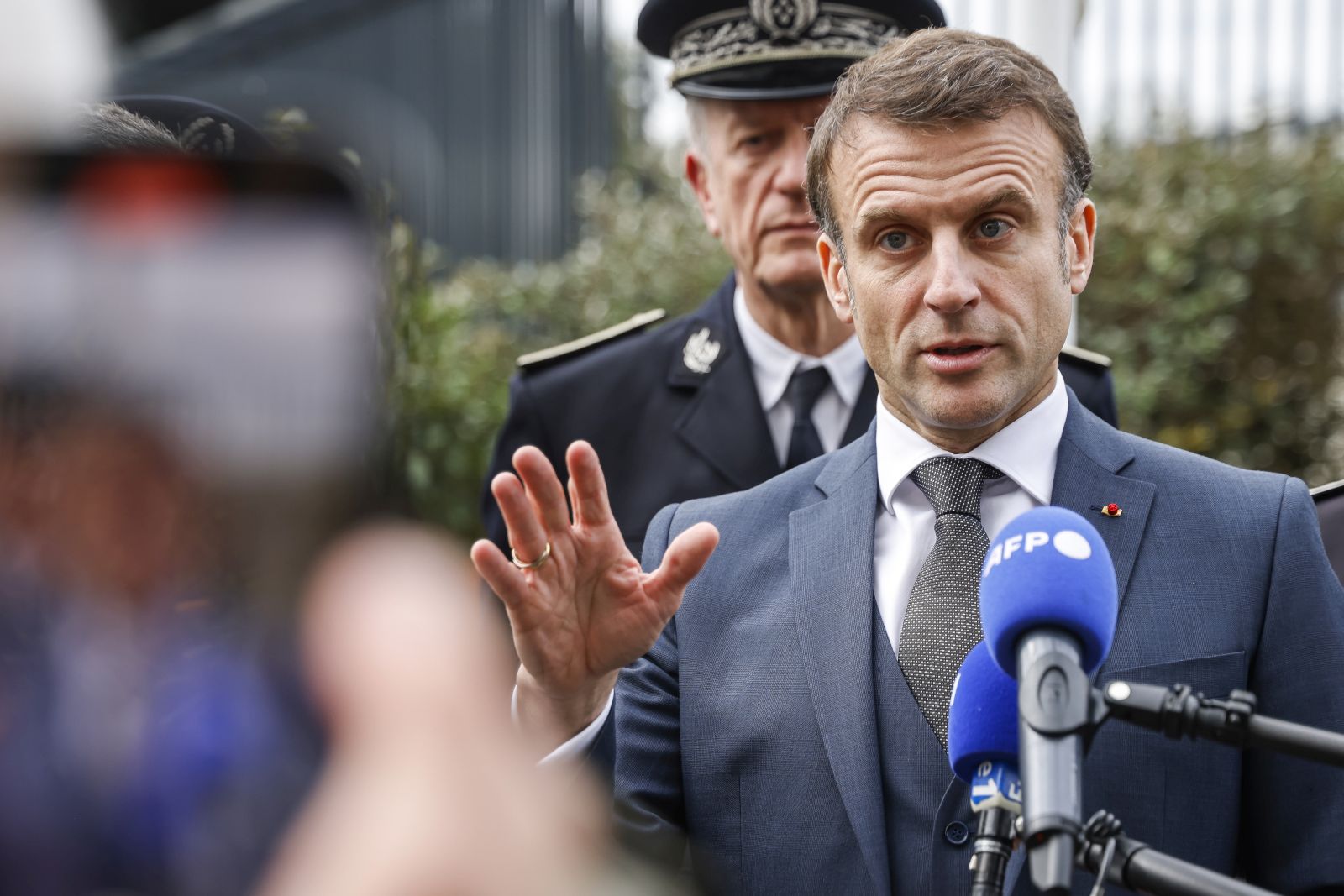 epa11139294 French President Emmanuel Macron (R) speaks to the press during a visit of the Bordeaux police station, in Bordeaux, western France, 09 February 2024. President Macron is in Bordeaux to swear in the new class of the Ecole Nationale de la Magistrature (National School for the Judiciary).  EPA/LUDOVIC MARIN / POOL  MAXPPP OUT