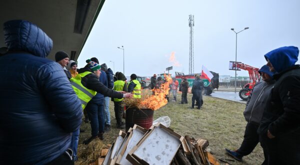 epa11139576 Polish farmers light a fire and block traffic during a protest in Stojadla village, east-central Poland, 09 February 2024. Polish farmers announced a nationwide protest on 09 February against the European Green Deal and the influx of goods coming from Ukraine, expected to last for 30 days.The protest was sparked by the recent decision by the European Commission to extend the duty-free trade with Ukraine until 2025. Farm vehicles, such as tractors, as well as pedestrians blocked roads in different parts of the country.  EPA/PRZEMYSLAW PIATKOWSKI POLAND OUT