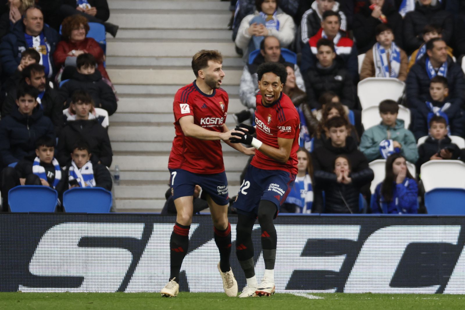 epa11142727 Osasuna's Ante Budimir (L) celebrates after scoring during a Spanish LaLiga match between Real Sociedad and Osasuna at Real Arena stadium in Donosti, Basque Country, northern Spain, 10 February 2024.  EPA/Javier Etxezarreta