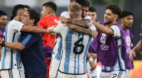 epa11146312 Santiago Castro (C) and Nicolas Valentini of Argentina celebrate after defeating Brazil during a CONMEBOL U-23 Pre-Olympic qualifier soccer match between Argentina and Brazil at the Brigido Iriarte Stadium in Caracas, Venezuela, 11 February 2024.  EPA/MIGUEL GUTIERREZ