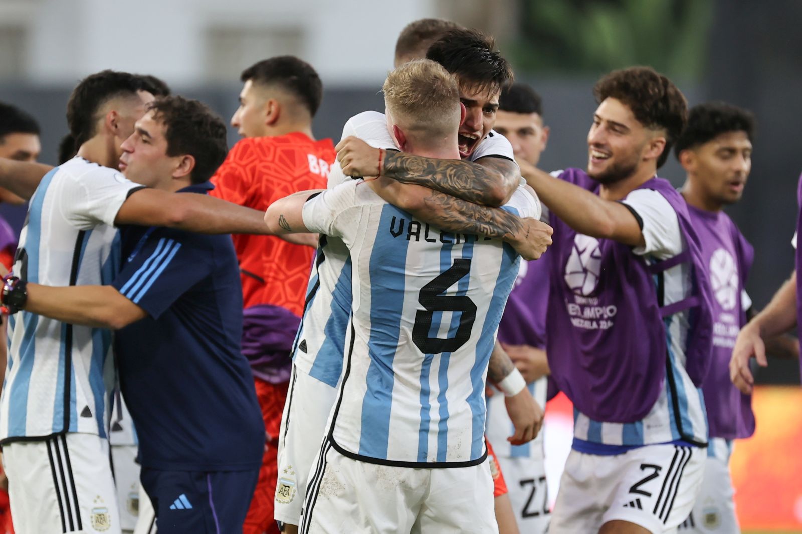 epa11146312 Santiago Castro (C) and Nicolas Valentini of Argentina celebrate after defeating Brazil during a CONMEBOL U-23 Pre-Olympic qualifier soccer match between Argentina and Brazil at the Brigido Iriarte Stadium in Caracas, Venezuela, 11 February 2024.  EPA/MIGUEL GUTIERREZ