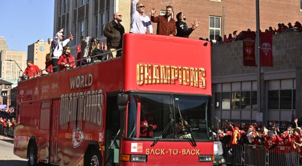 epa11153647 Kansas City Chiefs players during the NFL Super Bowl LVIII Victory Parade for the Chiefs in downtown Kansas City, Missouri, USA, 14 February 2024. The Chiefs defeated the San Francisco 49ers in the NFL’s Super Bowl LVIII in Las Vegas, Nevada, 11 February 2024.  EPA/DAVE KAUP