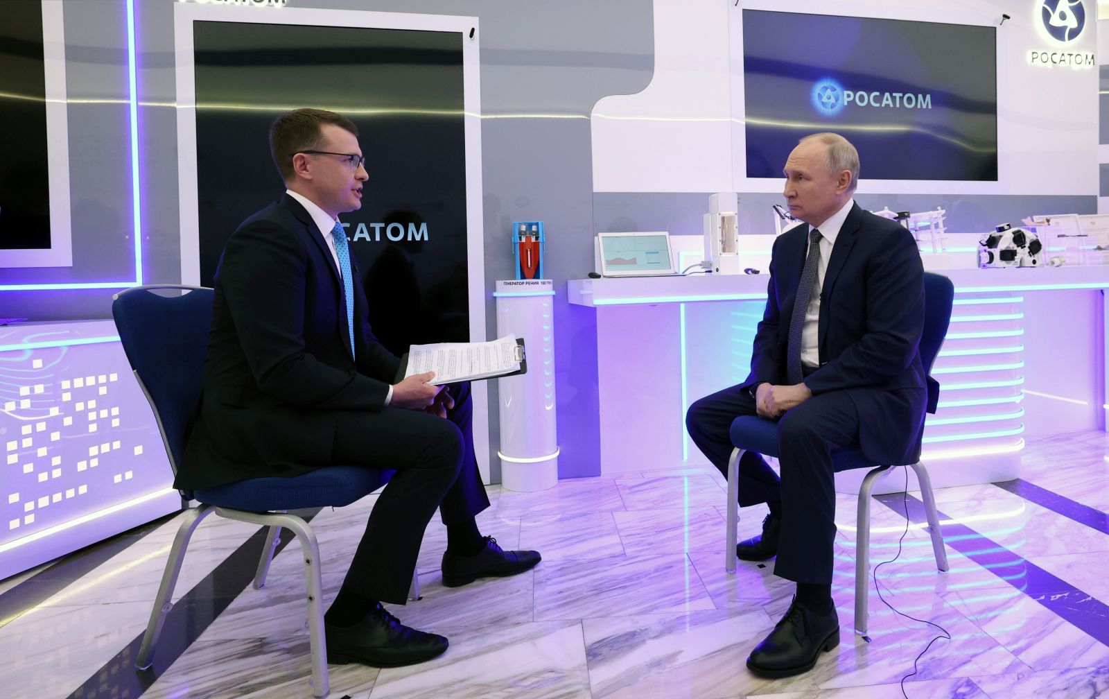 epa11153945 Russian President Vladimir Putin (R) answers questions during an interview with correspondent of Rossiya 1 TV channel Pavel Zarubin in Moscow, Russia, 14 February 2024 (issued 15 February 2024). "The bet on continuing the war with Russia has not brought results, Western countries need to change their policies and look for compromises", said Putin.  EPA/ALEXANDER KAZAKOV/SPUTNIK/KREMLIN POOL