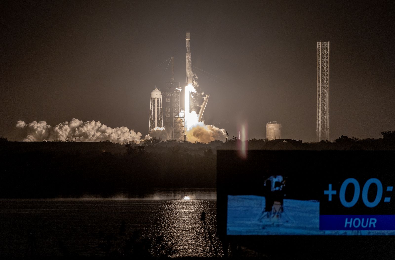 epa11154027 The NASA's Nova-C lunar lander, encapsulated within the fairing of a SpaceX Falcon 9 rocket, part of the Intuitive Machines IM-1 mission, lifts up from the Launch Complex 39A at the Kennedy Space Center in Florida, USA, 15 February 2024. As part of NASA's CLPS (Commercial Lunar Payload Services) initiative and Artemis campaign, SpaceX Falcon 9 launched Intuitive Machines' first lunar lander to the Moon's surface.  EPA/CRISTOBAL HERRERA-ULASHKEVICH
