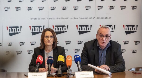 Zagreb, 15.2.2024 - Hrvatsko novinarsko društvo (HND) održalo je konferenciju za novinare na kojoj su ponovno upozorili na "Lex AP" i opasnosti od izmjena Kaznenog zakona koje je predložila Vlada Andreja Plenkovića. HND želi upozoriti i na prijetnje predsjednika Vlade medijima koji su objavili poruke između imenovanoga novog glavnog državnog odvjetnika Ivana Turudića i bivše državne tajnice Josipe Pleslić. Na konferenciji su govorili predsjednik HND-a Hrvoje Zovko (D) i članica HND-a i novinarka Jutarnjeg lista Ivanka Toma (L).
Foto Hina/ Dario GRZELJ/ dag