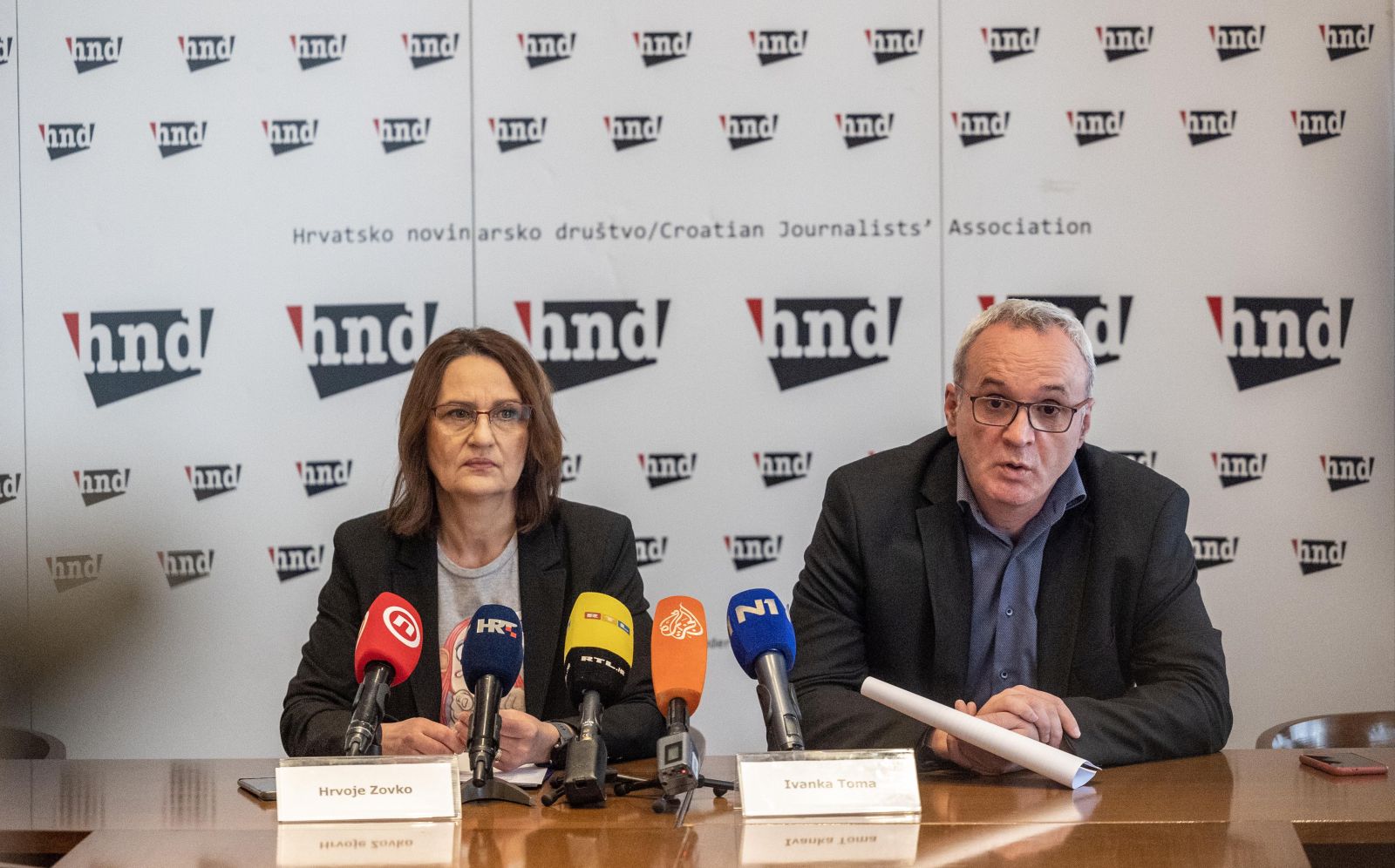 Zagreb, 15.2.2024 - Hrvatsko novinarsko društvo (HND) održalo je konferenciju za novinare na kojoj su ponovno upozorili na "Lex AP" i opasnosti od izmjena Kaznenog zakona koje je predložila Vlada Andreja Plenkovića. HND želi upozoriti i na prijetnje predsjednika Vlade medijima koji su objavili poruke između imenovanoga novog glavnog državnog odvjetnika Ivana Turudića i bivše državne tajnice Josipe Pleslić. Na konferenciji su govorili predsjednik HND-a Hrvoje Zovko (D) i članica HND-a i novinarka Jutarnjeg lista Ivanka Toma (L).
Foto Hina/ Dario GRZELJ/ dag