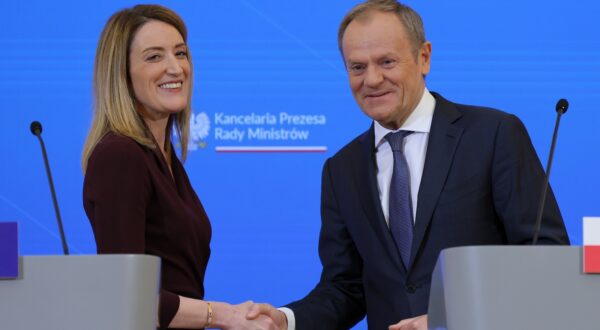 epa11154410 Polish Prime Minister Donald Tusk (R) shakes hands with the President of the European Parliament Roberta Metsola (L) during a press conference after their meeting at the Chancellery of the Prime Minister in Warsaw, Poland, 15 February 2024.  EPA/Pawel Supernak POLAND OUT