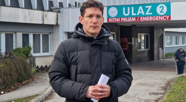 Karlovac, 15.02.2024 - Opæa bolnica Karlovac je na pragu devastacije i unitenja zbog kadrovske politike Maje Grbe-Bujeviæ, "koja spava u Hrvatskom saboru, a kada se naspava u parlamentu vjerojatno radi darmar po bolnici i zdravstvenom sustavu", poruèio je u èetvrtak u Karlovcu Zvonimir Troskot (Most). foto HINA/ Marin BAKIÆ/ ik