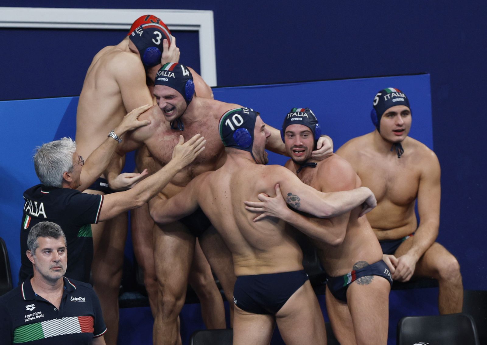 epa11155021 Italy players celebrate winning the men's Water Polo semi final match between Spain and Italy at the FINA World Aquatics Championships in Doha, Qatar, 15 February 2024.  EPA/MOHAMED MESSARA