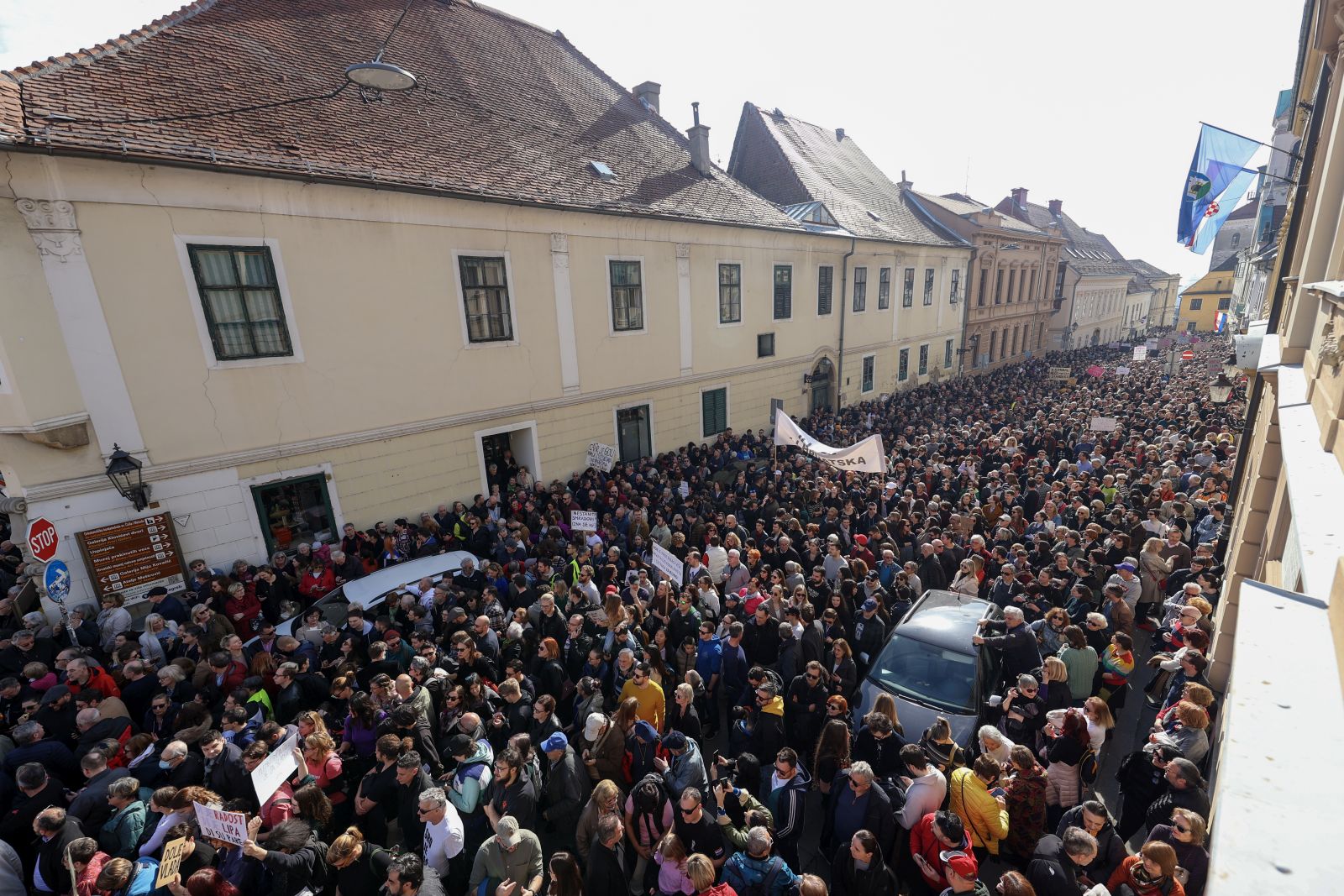 Zagreb, 17.02.2024 - Prosvjed pod nazivom "Dosta je! Odmah na izbore" na Trgu sv. Marka u organizaciji 11 lijevo-liberalnih oporbenih stranaka, u kojem traže 'zaustavljanje korupcije, kriminala, pljačke i HDZ-ove uzurpacije vlasti' te raspisivanje parlamentarnih izbora. Na slici Čirilometodska ulica puna ljudi koji su stigli na prosvjed.
foto HINA/ Damir SENČAR/ ds