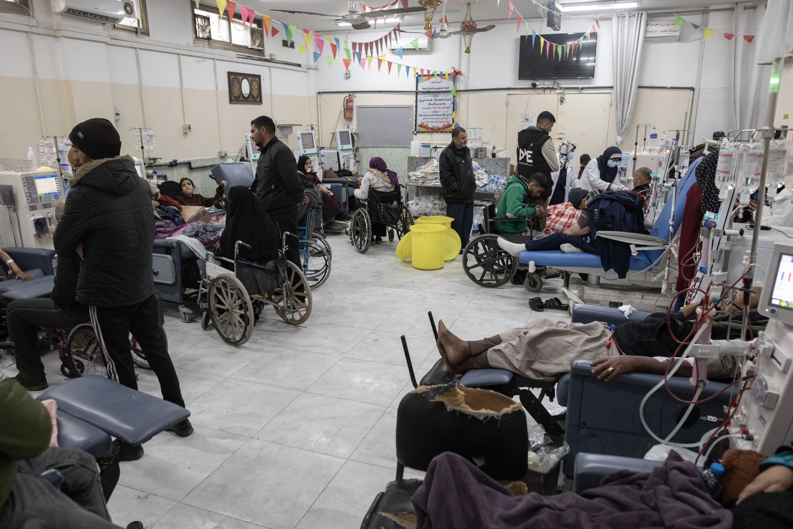 epa11166075 Kidney patients waiting for treatment at Al-Najjar Hospital in the Rafah camp, 19 February 2024, with 700 dialysis cases from displaced people from the northern and southern Gaza areas, after the siege of Nasser Hospital in Khan Yunis, south of the Strip. It is now the only hospital in the Gaza Strip able to treat dialysis cases.  EPA/HAITHAM IMAD