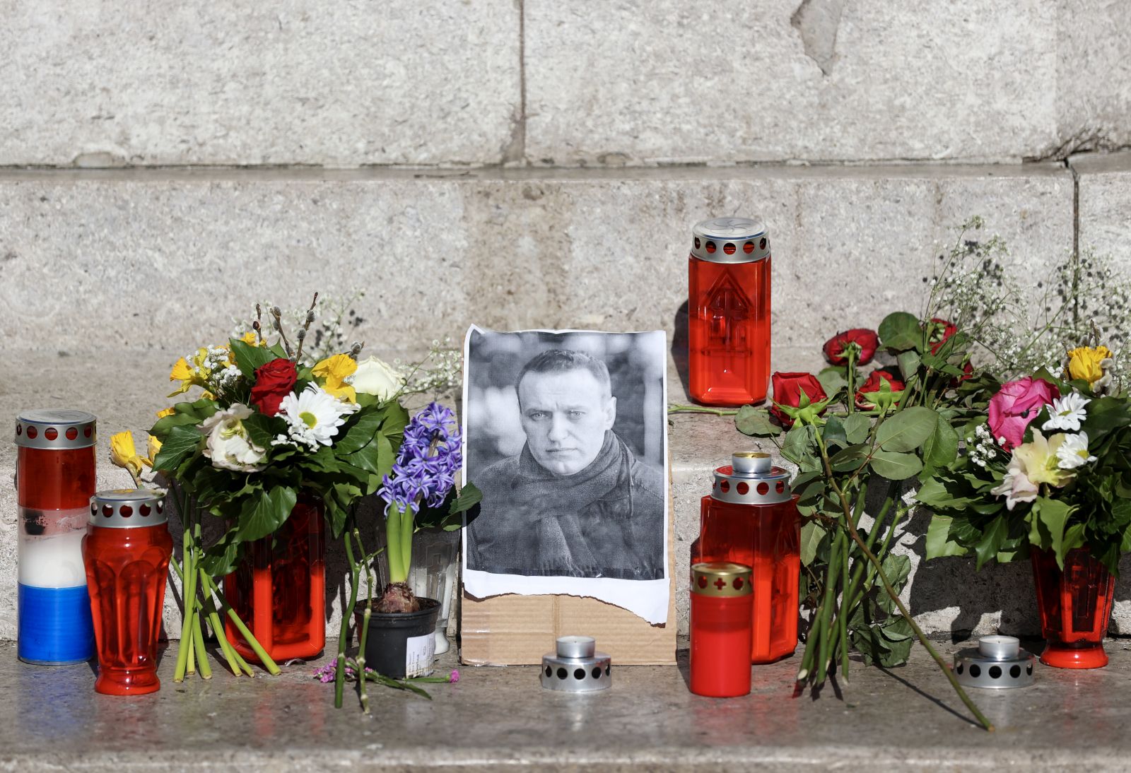 Zagreb, 20.02.2024 - Cvijeće i svijeće uz sliku osnivača Wikileaksa Juliana Assangea na Cvjetnom trgu u Zagrebu povodom ročišta na Kraljevskom sudu pravde u Londonu u slučaju njegovog izručenja SAD-u.
foto HINA/ Damir SENČAR/ ds
