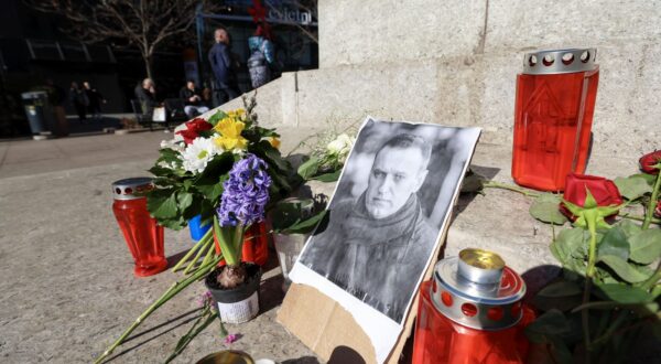Zagreb, 20.02.2024 - Cvijeće i svijeće uz sliku osnivača Wikileaksa Juliana Assangea na Cvjetnom trgu u Zagrebu povodom ročišta na Kraljevskom sudu pravde u Londonu u slučaju njegovog izručenja SAD-u.
foto HINA/ Damir SENČAR/ ds