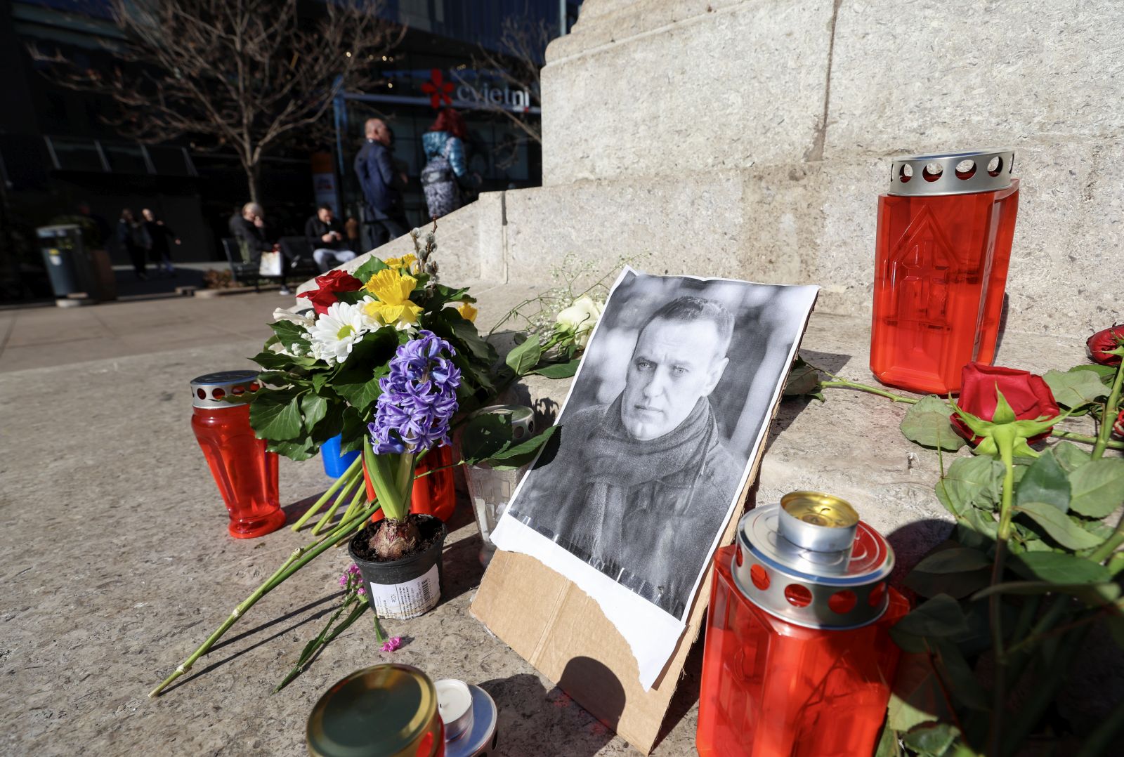Zagreb, 20.02.2024 - Cvijeće i svijeće uz sliku osnivača Wikileaksa Juliana Assangea na Cvjetnom trgu u Zagrebu povodom ročišta na Kraljevskom sudu pravde u Londonu u slučaju njegovog izručenja SAD-u.
foto HINA/ Damir SENČAR/ ds