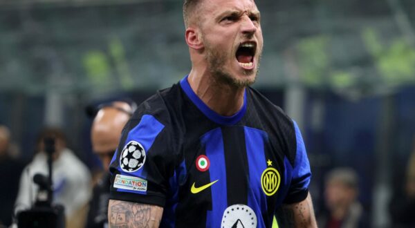 epa11168837 Inter Milan’s Marko Arnautovic celebrates after scoring the 1-0 during the UEFA Champions League round of 16 first leg match Inter Milan vs Atletico Madrid at Giuseppe Meazza stadium in Milan, Italy, 20 February 2024.  EPA/MATTEO BAZZI
