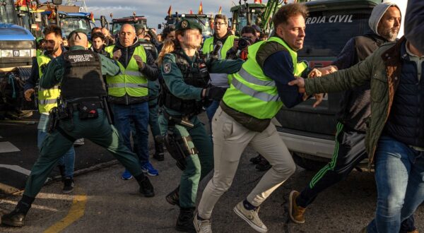 epa11169153 Civil Guard officers clash with Spanish farmers as they block the A-42 state highway before marching to downtown Madrid, near the village of Torrejon de la Calzada, Madrid region, Spain, 21 February 2024.  After two weeks of protests, about 500 tractors and agricultural vehicles are expected to surround the capital, and march towards the Ministry of Agriculture in downtown Madrid.  EPA/DANIEL GONZALEZ PIXELATION FROM SOURCE TO COMPLY WITH SPANISH LAW