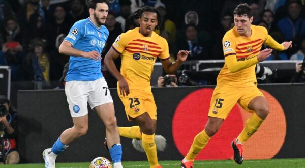 epa11170997 Napoli’s forward Khvicha Kvaratskhelia (L) in action during the UEFA Champions League Round of 16, 1st leg soccer match SSC Napoli vs FC Barcelona at Diego Armando Maradona stadium in Naples, Italy, 21 February 2024.  EPA/CIRO FUSCO