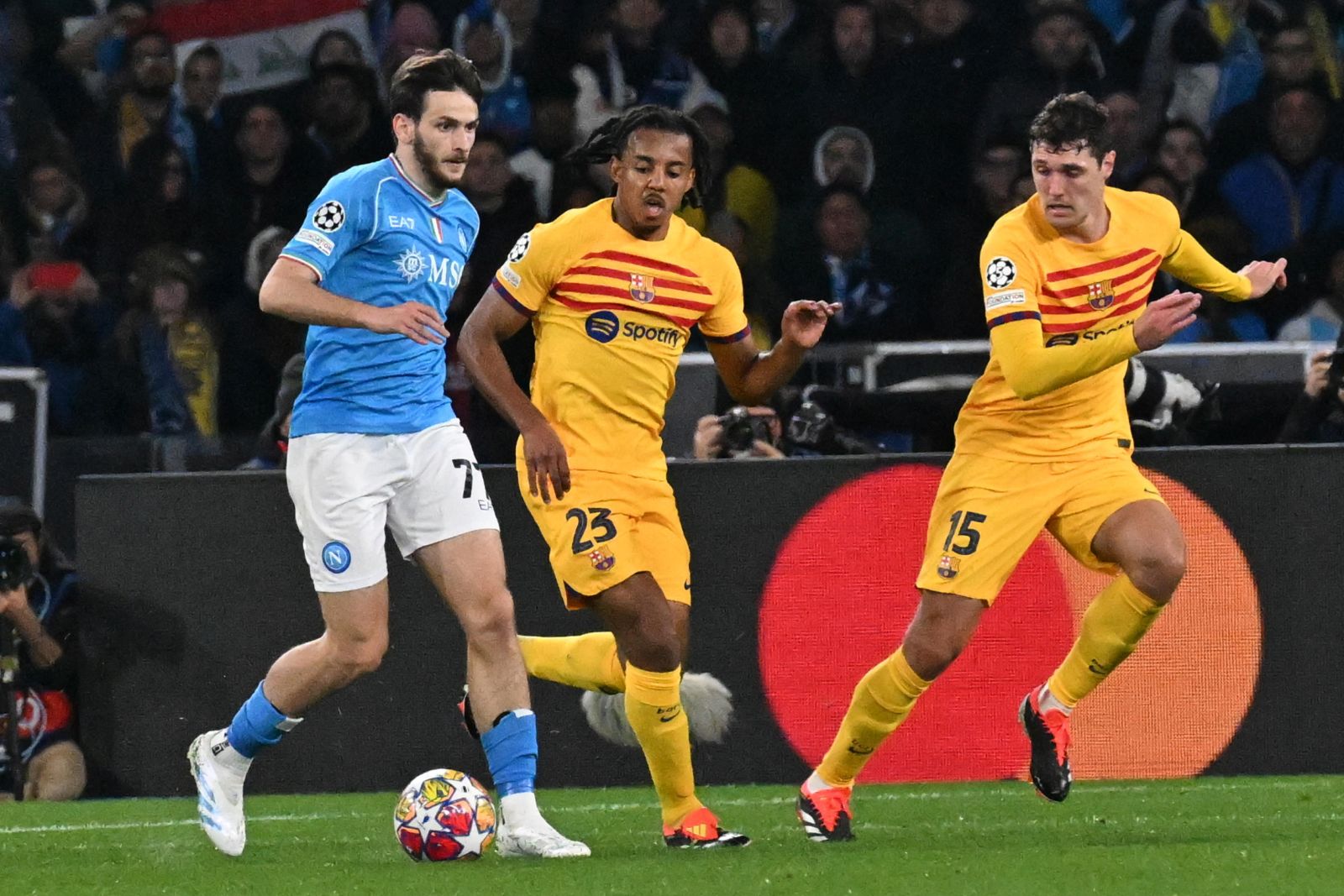epa11170997 Napoli’s forward Khvicha Kvaratskhelia (L) in action during the UEFA Champions League Round of 16, 1st leg soccer match SSC Napoli vs FC Barcelona at Diego Armando Maradona stadium in Naples, Italy, 21 February 2024.  EPA/CIRO FUSCO