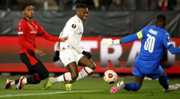 epa11172833 Rafael Leao (C) of Milan attempts to score against Rennes goalkeeper Steve Mandanda during the UEFA Europa League knock- out round play-offs, 2nd leg soccer match between Stade Rennes and AC Milan in Rennes, France 22 February 2024.  EPA/YOAN VALAT