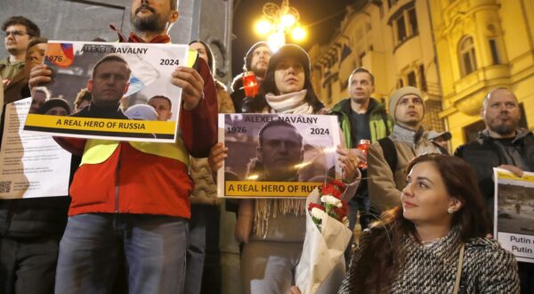 epa11175934 People with pictures and candles gather for a vigil in memory of Russian opposition leader Alexei Navalny, in Zagreb, Croatia, 23 February 2024. Russian opposition leader and outspoken Kremlin critic Alexei Navalny has died aged 47 in a penal colony on 16 February 2024  EPA/ANTONIO BAT