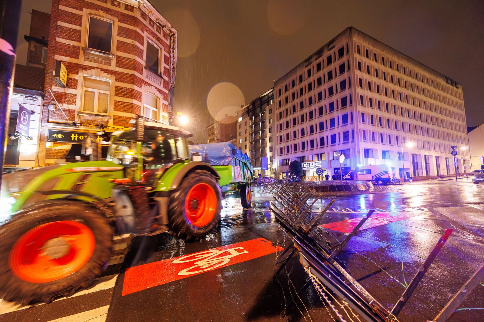 epa11181910 The first farmers arrive as police officers secure the European Quarter around the EU Commission Berlaymont building, as European farmers arrive to demonstrate on the side of a meeting of EU agriculture and fisheries ministers, in Brussels, Belgium, 26 February 2024.  EPA/OLIVIER MATTHYS