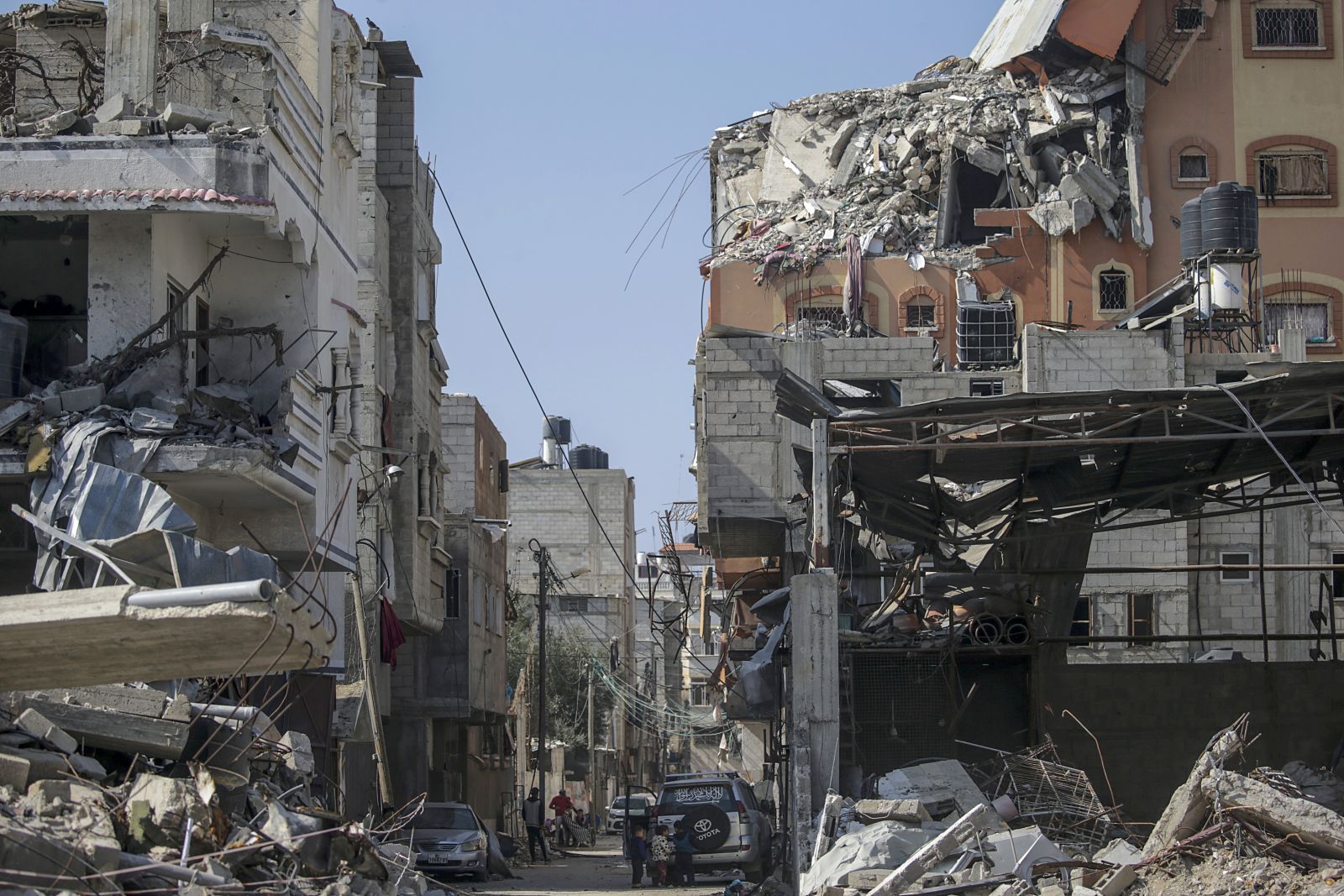 epa11186901 Destroyed houses in Al Nuseirat refugee camp, central Gaza Strip, 28 February 2024, following Israeli air strikes. More than 29,900 Palestinians and over 1,300 Israelis have been killed, according to the Palestinian Health Ministry and the Israel Defense Forces (IDF), since Hamas militants launched an attack against Israel from the Gaza Strip on 07 October 2023, and the Israeli operations in Gaza and the West Bank which followed it.  EPA/MOHAMMED SABER