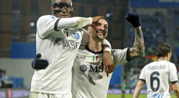 epa11187211 Napoli's Victor Osimhen (L) celebrates with teammate Matteo Politano after scoring the 1-3 goal during the Italian Serie A soccer match US Sassuolo vs SSC Napoli in Reggio Emilia, Italy, 28 February 2024.  EPA/SERENA CAMPANINI