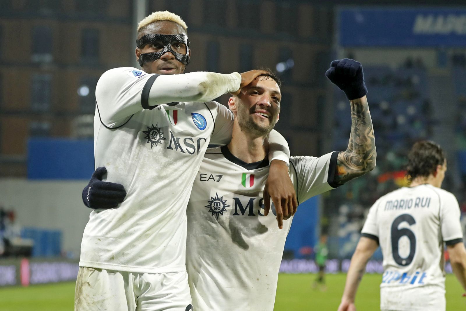 epa11187211 Napoli's Victor Osimhen (L) celebrates with teammate Matteo Politano after scoring the 1-3 goal during the Italian Serie A soccer match US Sassuolo vs SSC Napoli in Reggio Emilia, Italy, 28 February 2024.  EPA/SERENA CAMPANINI