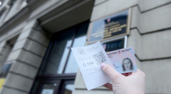28.2.2023., Zagreb - U protekle gotovo tri godine, istekao je rok vazenja 221.387 osobnih iskaznica, 411.905 putovnica i 78.524 vozacke dozvole. Podaci su to Ministarstva unutarnjih poslova koji je sredinom veljace sugerirao gradjanima da, iako se spomenuti istekli osobni dokumenti jos uvijek smatraju vazecima, podnesu zahtjev za izradu novih. Photo: Neva Zganec/PIXSELL