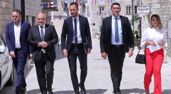 01.08.2023., Imotski - U Puckom otvorenom ucilistu Ministarstvo regionalnog razvoja i fondova Europske unije urucilo je ugovore korisnicima s podrucje Dalmatinske zagore. zupan Splitsko-dalmatinske zupanije Blazenko Boban, ministar regionalnog razvoja i fondova Europske unije Sime Erlic, gradonacelnik Imotskog Ivan Budalic Photo: Ivo Cagalj/PIXSELL
