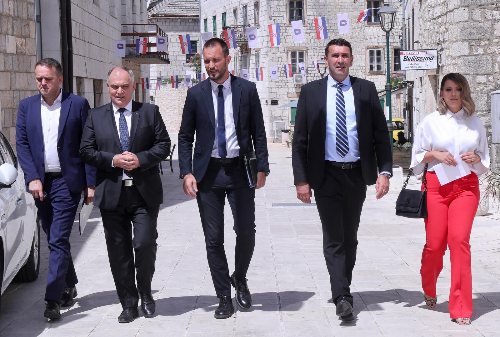 01.08.2023., Imotski - U Puckom otvorenom ucilistu Ministarstvo regionalnog razvoja i fondova Europske unije urucilo je ugovore korisnicima s podrucje Dalmatinske zagore. zupan Splitsko-dalmatinske zupanije Blazenko Boban, ministar regionalnog razvoja i fondova Europske unije Sime Erlic, gradonacelnik Imotskog Ivan Budalic Photo: Ivo Cagalj/PIXSELL