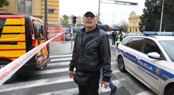 02.05.2023., Zagreb - Dio zgrade i gradjevinska skela koji su bili postavljeni na Muzeju za umjetnost i obrt urusio se na nogostup i parkirane automobile u Klaicevoj ulici. Pavle Kalinic Photo: Patrik Macek/PIXSELL