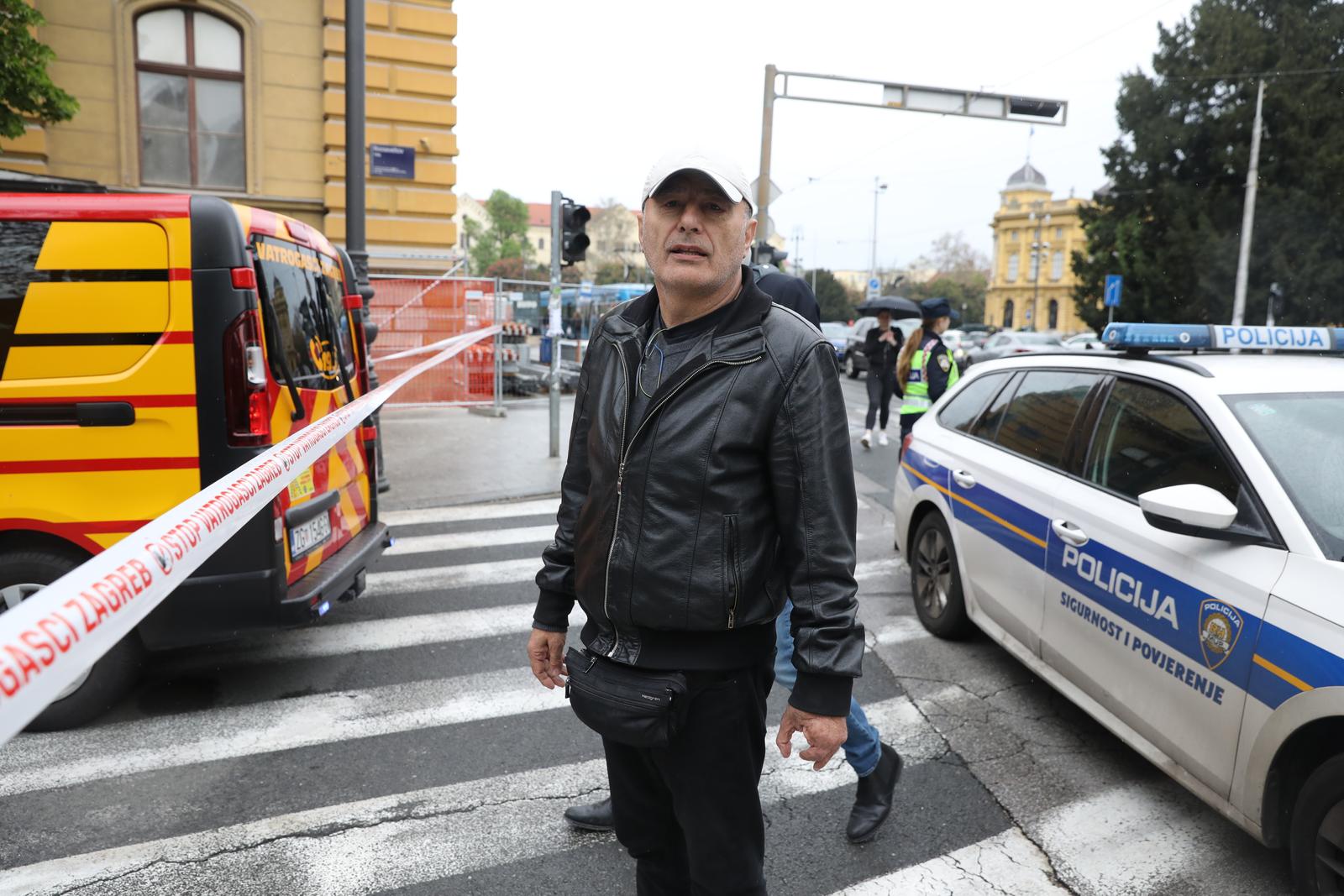 02.05.2023., Zagreb - Dio zgrade i gradjevinska skela koji su bili postavljeni na Muzeju za umjetnost i obrt urusio se na nogostup i parkirane automobile u Klaicevoj ulici. Pavle Kalinic Photo: Patrik Macek/PIXSELL