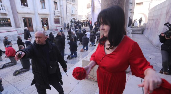 03.02.2024.,Split-Tiha misa, skupna intervencija u javnom prostoru umjetnice Arijane Lekic - Fridrih. Protiv molitelja uz policijsko osiguranje. Photo: Ivo Cagalj/PIXSELL